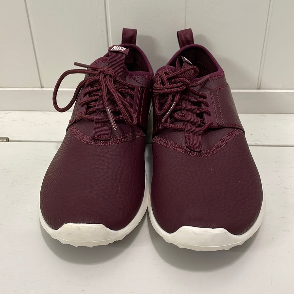 Nike Juvenate Sneakers Maroon
